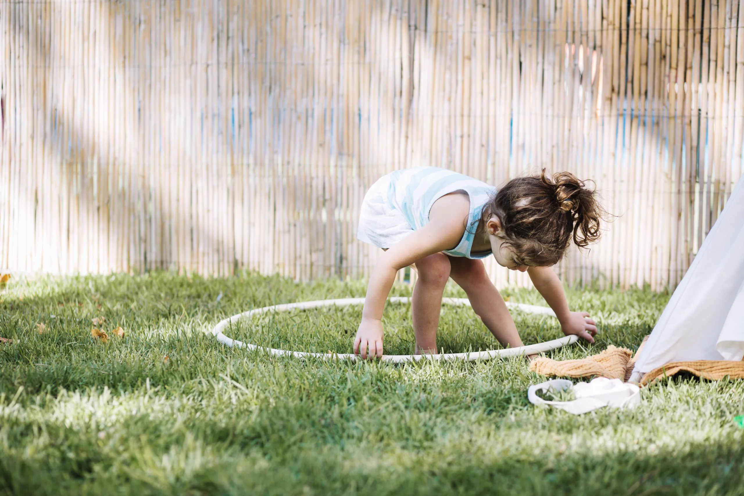 Niña jugando en el pasto
